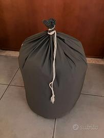 Sacco a pelo per campeggio leggero.