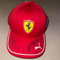 Cappellino Ferrari, autografato da piloti