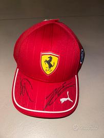 Cappellino Ferrari, autografato da piloti