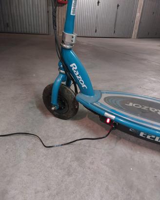 Monopattino elettrico Razor E200