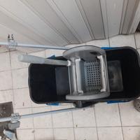 carrello per pulizie professionale.