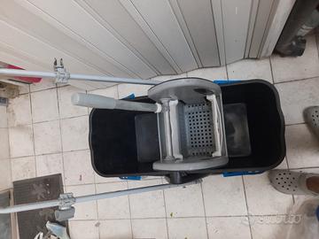 carrello per pulizie professionale.