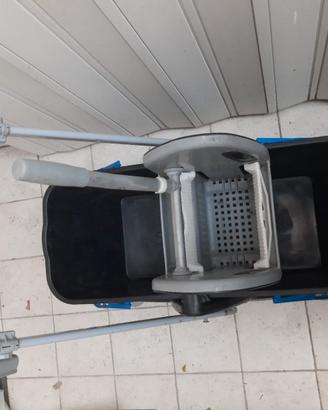 carrello per pulizie professionale.