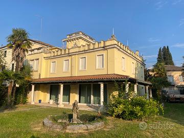 Villa singola anni 70 in centro