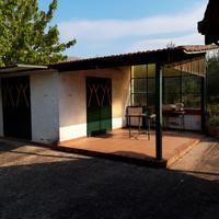 Compendio indipendente con fabbricati e terreno