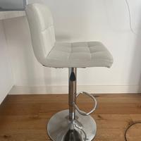 Due sgabelli da cucina