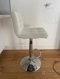 Due sgabelli da cucina