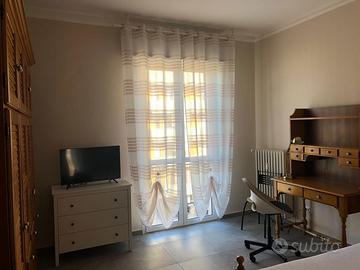 Camera a ragazza lavoratrice