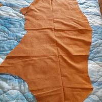 Pelle traforata color giallo ocra.