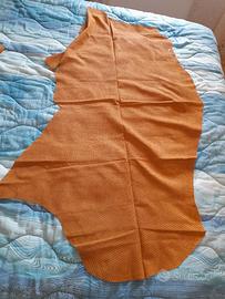 Pelle traforata color giallo ocra.