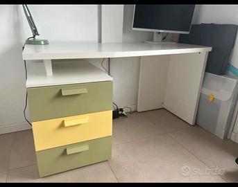 scrivania moderna con cassetti, di alta mobiliera