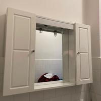Mobile bianco e specchio con armadietti bagno