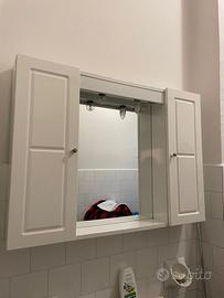 Mobile bianco e specchio con armadietti bagno
