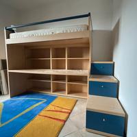 Caterina bimbo con scrivania e libreria