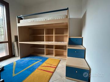 Camerina bimbo con scrivania e libreria