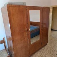 Mobile a tre ante in legno