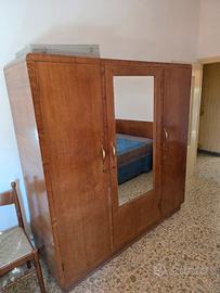 Mobile a tre ante in legno