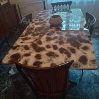 Tavolo, armadio e cassettiera