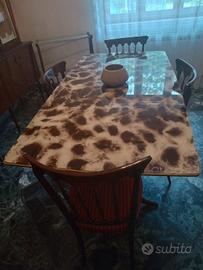 Tavolo, armadio e cassettiera