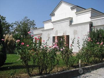 Villa bifamigliare / immobile commerciale