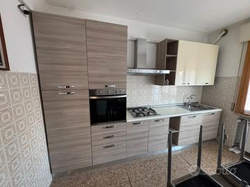 Cucina con tavolo e sedie