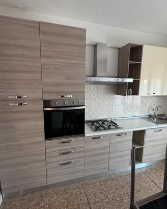 Cucina con tavolo e sedie