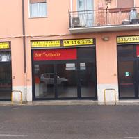 Ampio Negozio con Tre Vetrine e Canna Fumaria