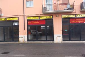 Ampio Negozio con Tre Vetrine e Canna Fumaria