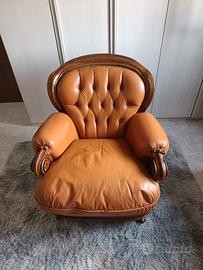 poltrona classica in pelle con struttura in legno 