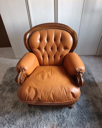 poltrona classica in pelle con struttura in legno 