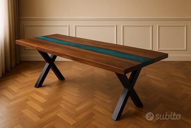 Tavolo artigianale in legno massello con resina.