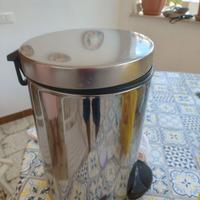 Pattumiera acciaio inox Marca Meliconi.