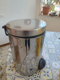 Pattumiera acciaio inox Marca Meliconi.