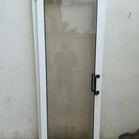 Porta in alluminio bianca a battente.