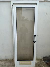 Porta in alluminio bianca a battente.