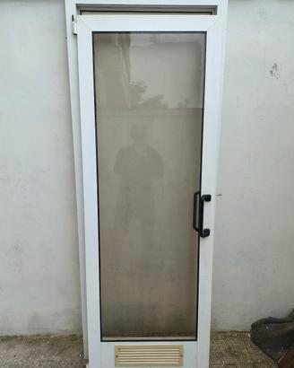 Porta in alluminio bianca a battente.