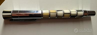 Penna stilografica e sfera madreperla