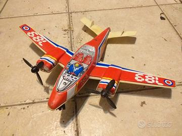 aereo di latta a frizione anni 70