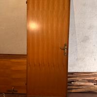 Porte in legno con stipiti e maniglie