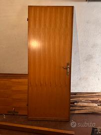 Porte in legno con stipiti e maniglie