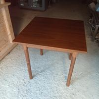 Tavoli e sedie in legno