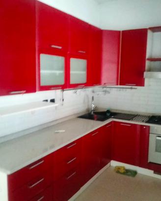 Cucina rossa ad angolo elettrodomestici inclusi