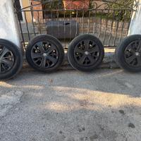 cerchi con gomme della Clio