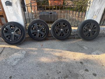 cerchi con gomme della Clio