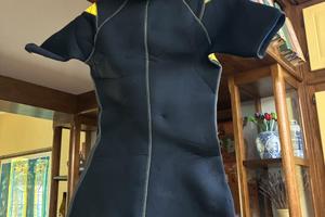 Tuta corta sub donna