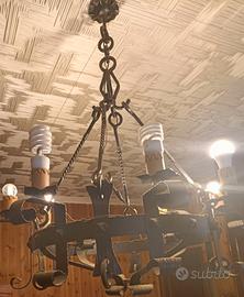 lampadario tutto in ferro battuto molto grande 