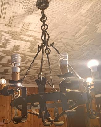 lampadario tutto in ferro battuto molto grande 