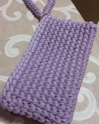 Pochette in fettuccia lavorata a mano