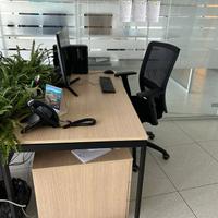 Scrivania con cassettiera e sedia ergonomica