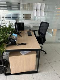 Scrivania con cassettiera e sedia ergonomica